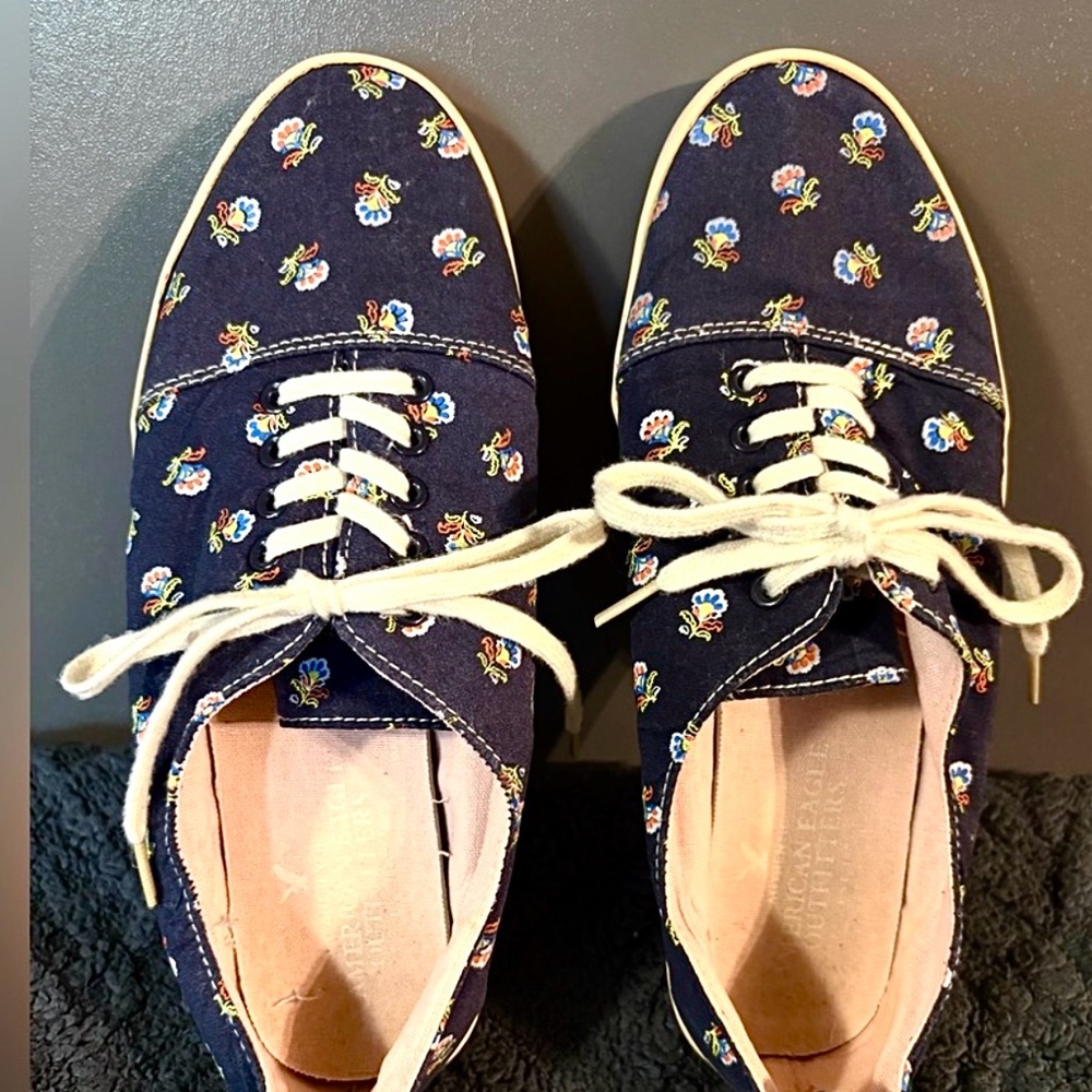 WOMENS AMERICAN EAGLE OUTFITTERS SNEAKERS SIZE 8